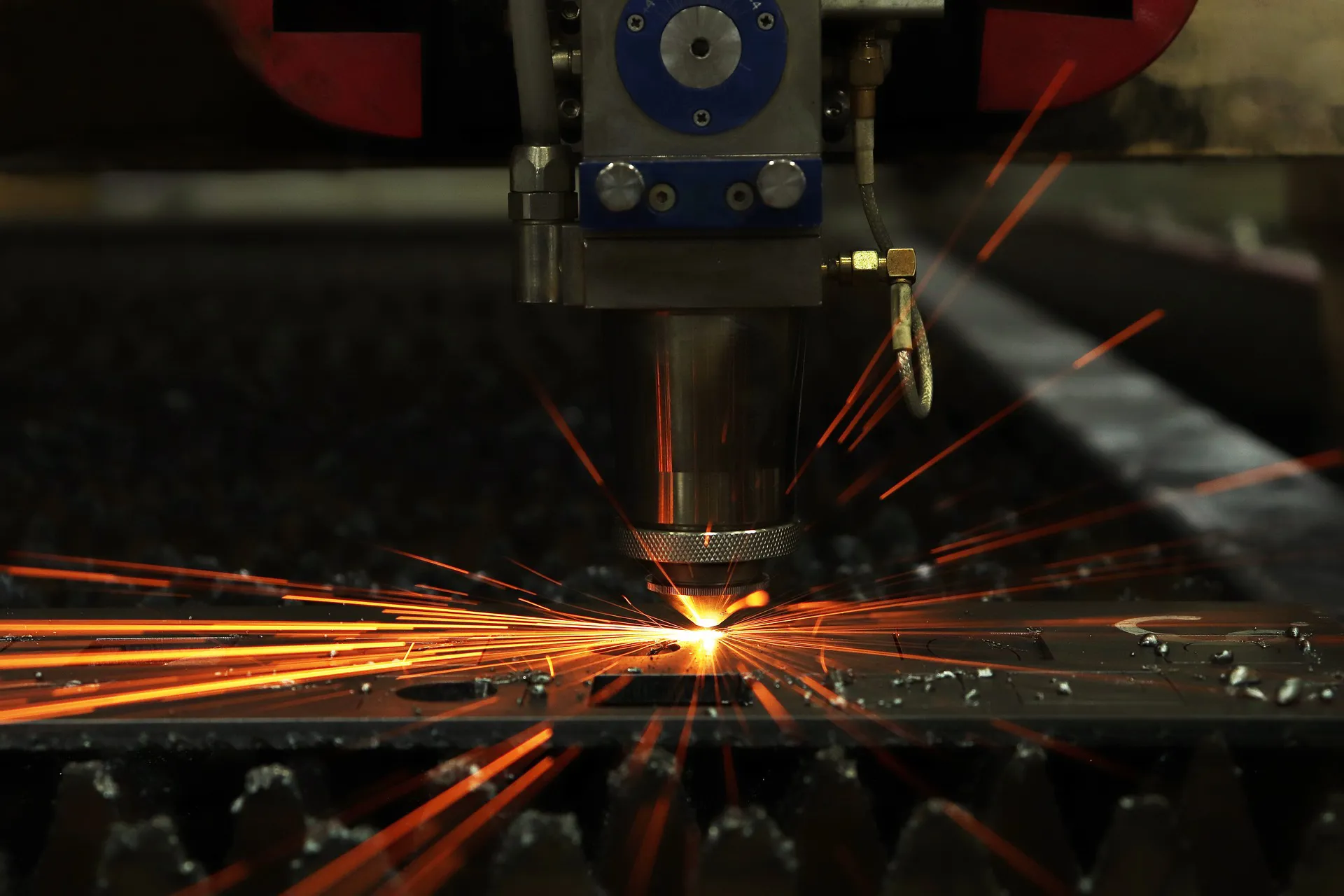 Il taglio laser per incidere i materiali