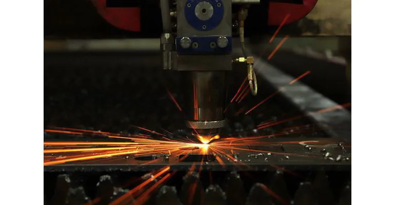Il taglio laser per incidere i materiali