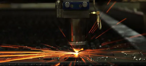 Il taglio laser per incidere i materiali