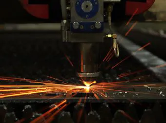 Il taglio laser per incidere i materiali