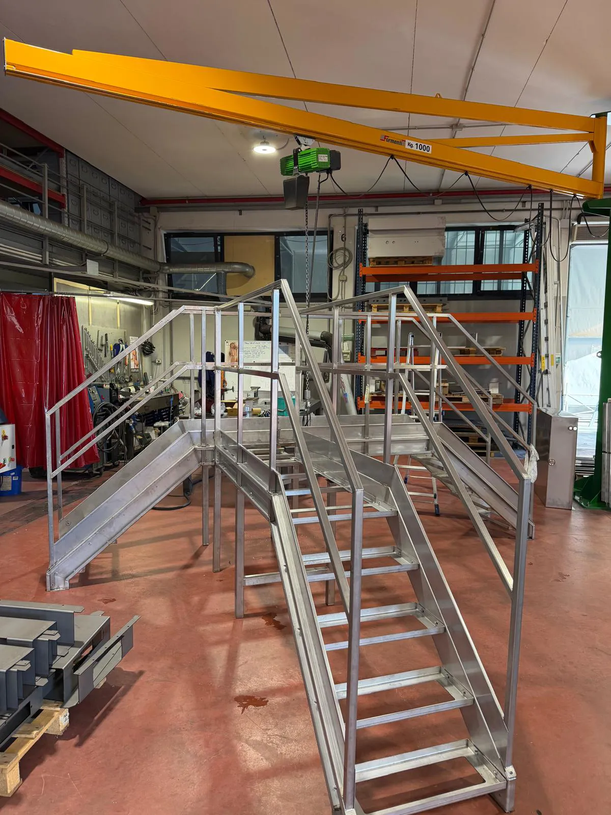 Scala in acciaio inox con passerella per scavalcare un macchinario industriale