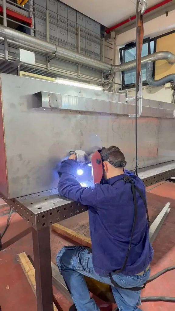 Saldatura di un cassone in acciaio inox per il settore conciario