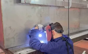 Saldatura di un cassone in acciaio inox per il settore conciario