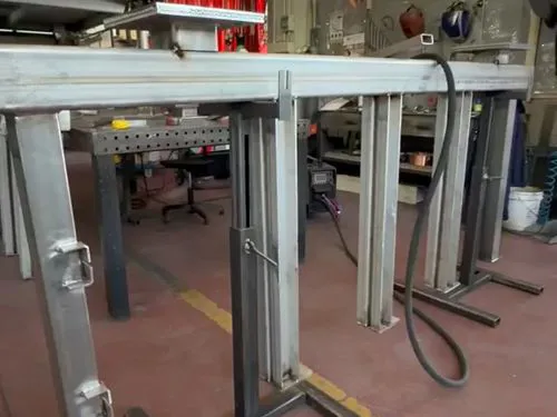 Supporti in acciaio certificati EN 1090 per il fissaggio di tubazioni industriali